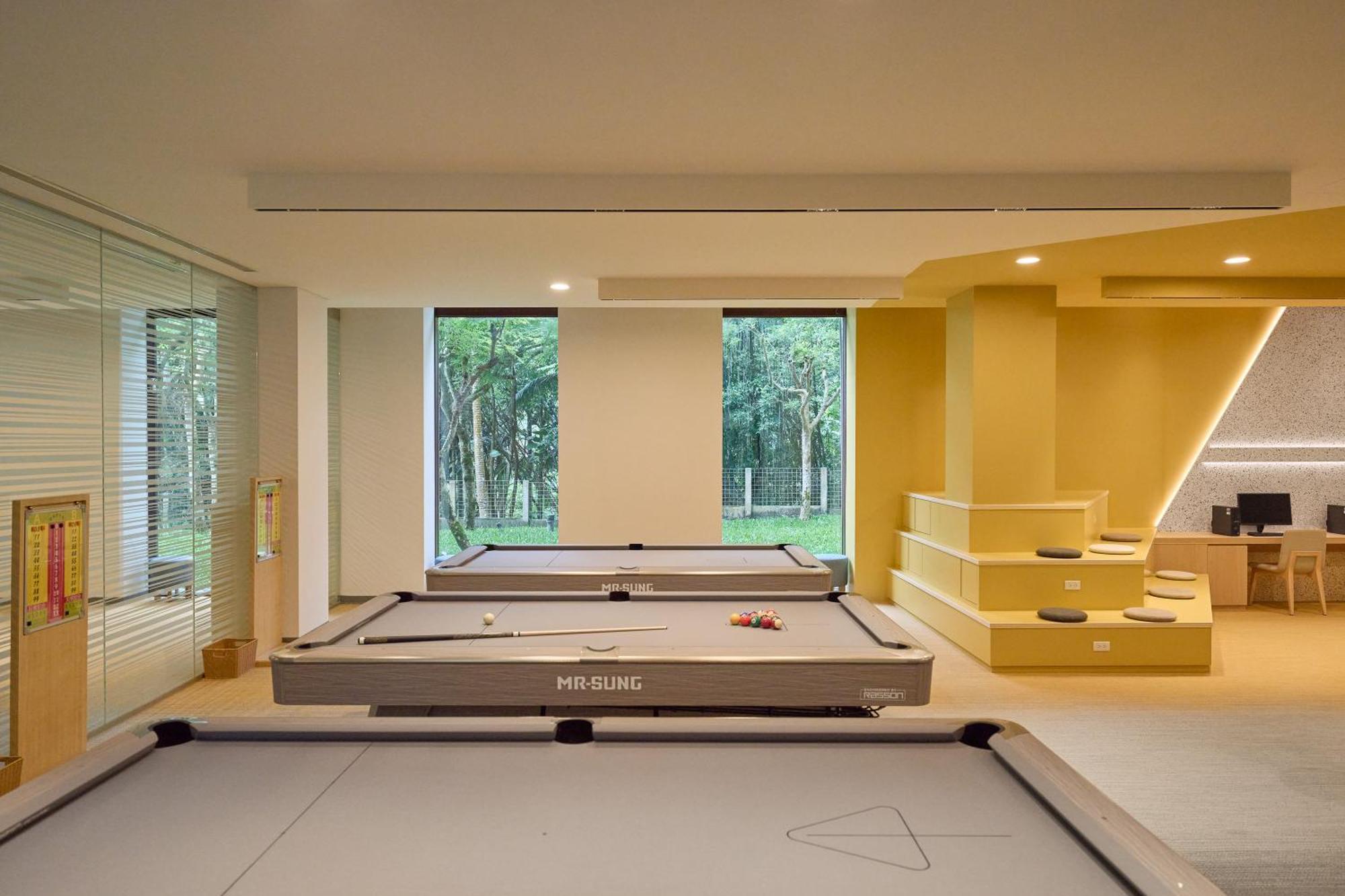 Hotel Royal Chiao Hsi Джиаоси Екстериор снимка A carom billiards table
